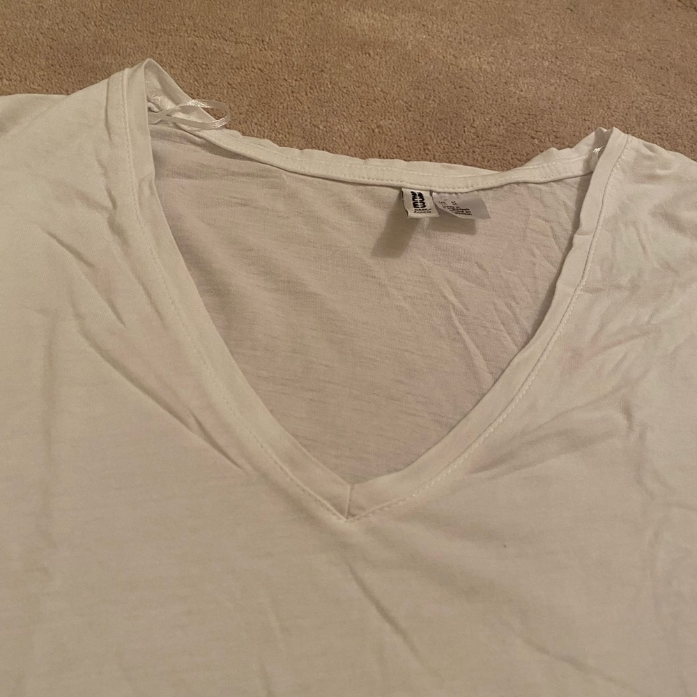 H&M basic white v-neck - Picture 4 of 7